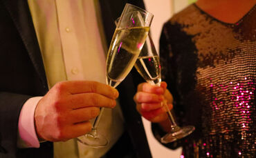 Silvester Sekt Symbol Symbolbild Symbolfoto Anstoßen Feier