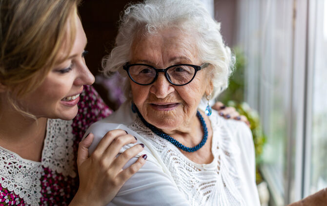 AdobeStock_377959448 Ältere Frau Oma Demenz Pflege