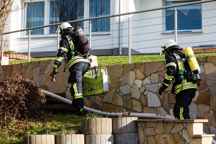 Gebäudebrand, Silcherstr., Winnenden-Birkmannsweiler, 01.01.2022.