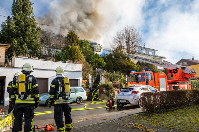 Gebäudebrand, Silcherstr., Winnenden-Birkmannsweiler, 01.01.2022.