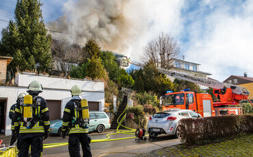 Gebäudebrand, Silcherstr., Winnenden-Birkmannsweiler, 01.01.2022.