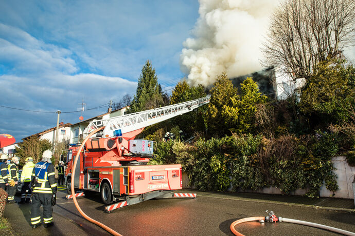 Gebäudebrand, Silcherstr., Winnenden-Birkmannsweiler, 01.01.2022.