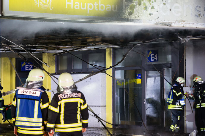 Brand am Haupteingang der Friedensschule Neustadt, Waiblingen, 08.01.2022.
