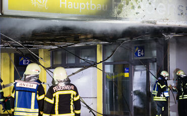 Brand am Haupteingang der Friedensschule Neustadt, Waiblingen, 08.01.2022.