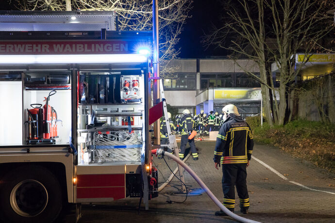 Brand am Haupteingang der Friedensschule Neustadt, Waiblingen, 08.01.2022.