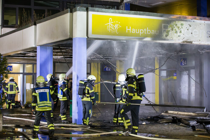 Brand am Haupteingang der Friedensschule Neustadt, Waiblingen, 08.01.2022.