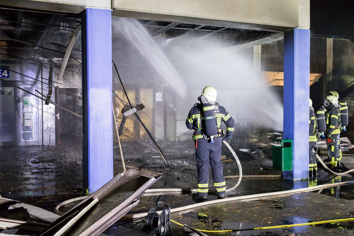 Brand am Haupteingang der Friedensschule Neustadt, Waiblingen, 08.01.2022.