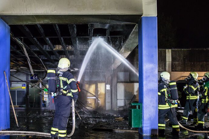Brand am Haupteingang der Friedensschule Neustadt, Waiblingen, 08.01.2022.