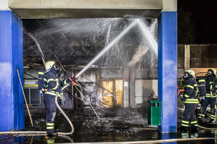 Brand am Haupteingang der Friedensschule Neustadt, Waiblingen, 08.01.2022.