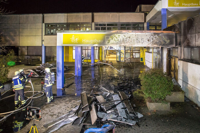 Brand am Haupteingang der Friedensschule Neustadt, Waiblingen, 08.01.2022.
