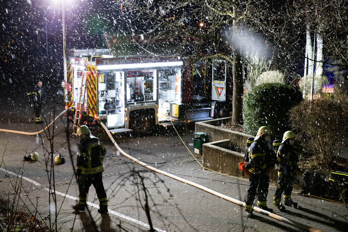 Brand am Haupteingang der Friedensschule Neustadt, Waiblingen, 08.01.2022.
