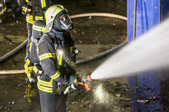 Brand am Haupteingang der Friedensschule Neustadt, Waiblingen, 08.01.2022.