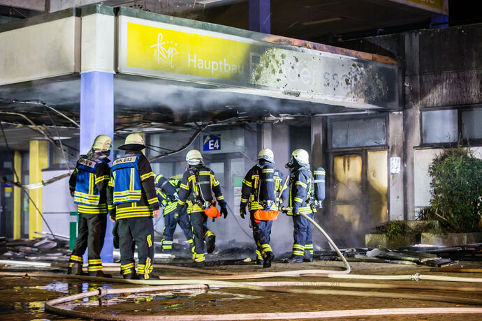 Brand am Haupteingang der Friedensschule Neustadt, Waiblingen, 08.01.2022.