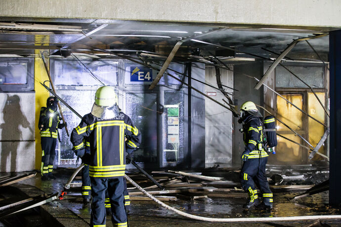 Brand am Haupteingang der Friedensschule Neustadt, Waiblingen, 08.01.2022.
