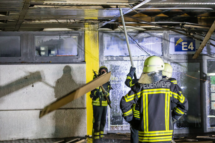 Brand am Haupteingang der Friedensschule Neustadt, Waiblingen, 08.01.2022.