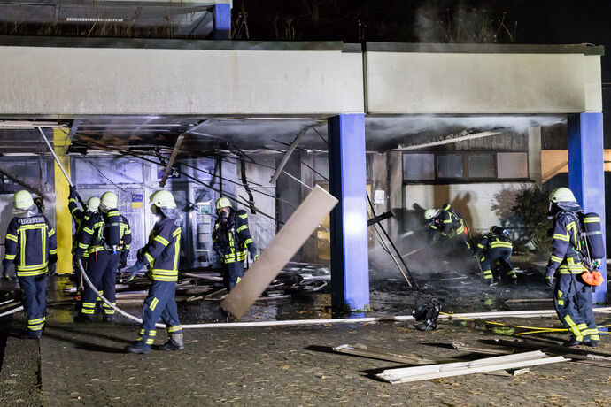 Brand am Haupteingang der Friedensschule Neustadt, Waiblingen, 08.01.2022.
