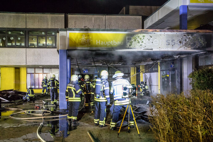 Brand am Haupteingang der Friedensschule Neustadt, Waiblingen, 08.01.2022.