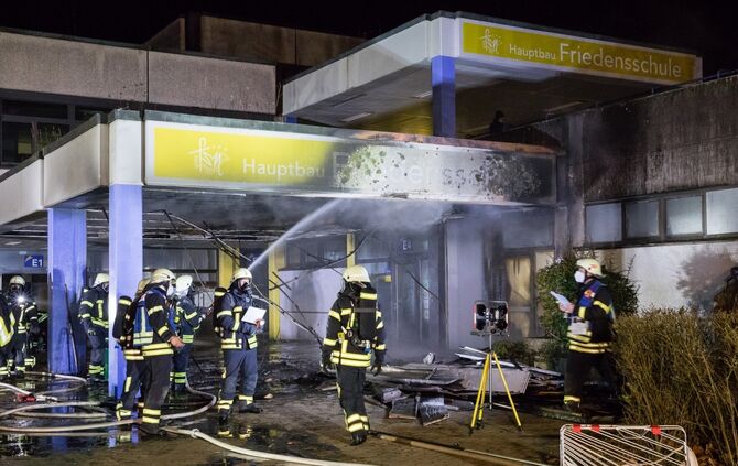 Brand am Haupteingang der Friedensschule Neustadt, Waiblingen, 08.01.2022.
