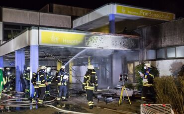 Brand am Haupteingang der Friedensschule Neustadt, Waiblingen, 08.01.2022.