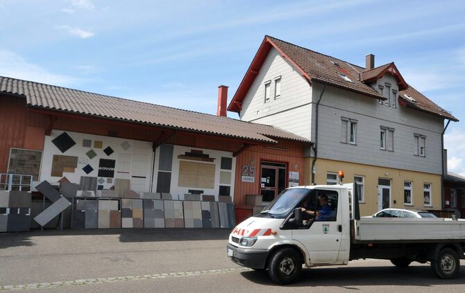 Stadt Welzheim kauft Bahnhofstrasse 64 neben dem Welzheimer Bahnhof (rechts). Bild: Stuetz