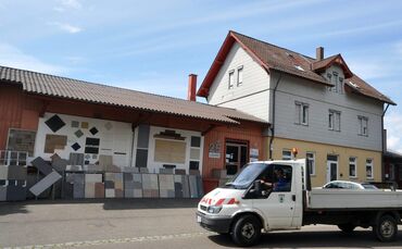 Stadt Welzheim kauft Bahnhofstrasse 64 neben dem Welzheimer Bahnhof (rechts). Bild: Stuetz