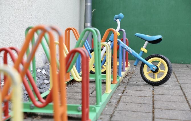 Laufrad Kita Kindergarten Kindertagesstätte Kinderbetreuung Symbol Symbolfoto
