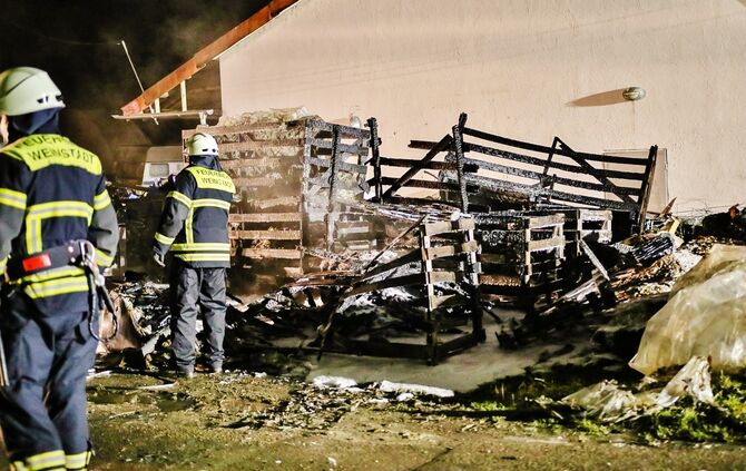 Brand von Holzkisten, Paletten, Heuweg, Weinstadt, 18.01.2022.