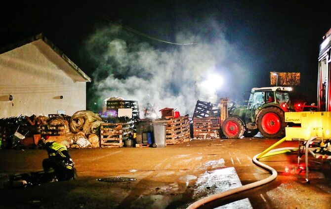 Brand von Holzkisten, Paletten, Heuweg, Weinstadt, 18.01.2022.