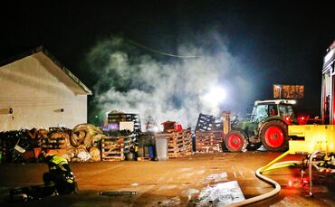 Brand von Holzkisten, Paletten, Heuweg, Weinstadt, 18.01.2022.