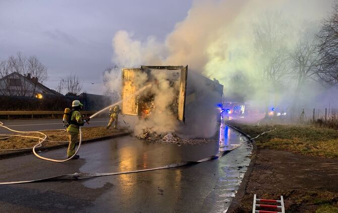 B312/ Neckartenzlingen: Langer Rueckstau nach Lkw-Brand