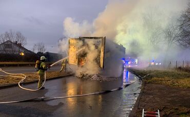 B312/ Neckartenzlingen: Langer Rueckstau nach Lkw-Brand
