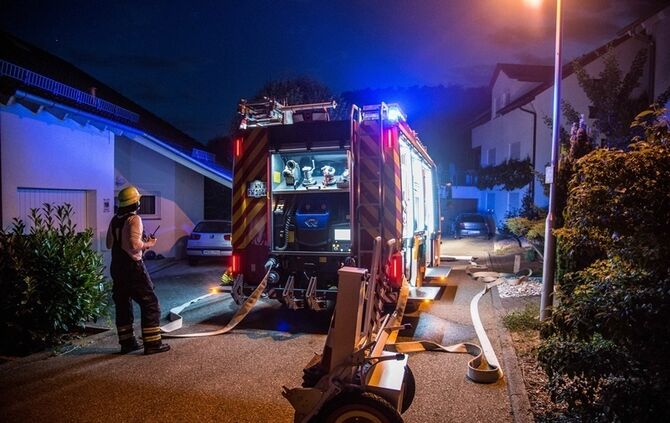 Strohbrand am Waldrand sorgt fuer starke Rauchentwicklung - Bild 01_0