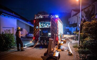 Strohbrand am Waldrand sorgt fuer starke Rauchentwicklung - Bild 01_0