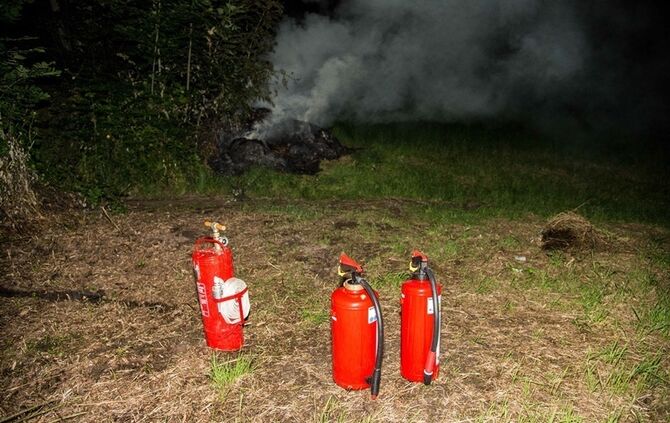 Strohbrand am Waldrand sorgt fuer starke Rauchentwicklung - Bild 03_2