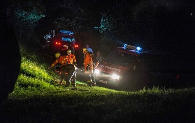Strohbrand am Waldrand sorgt fuer starke Rauchentwicklung - Bild 05_4