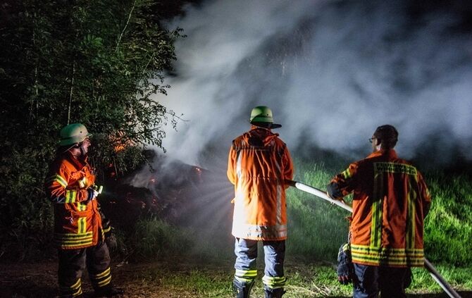 Strohbrand am Waldrand sorgt fuer starke Rauchentwicklung - Bild 13_10