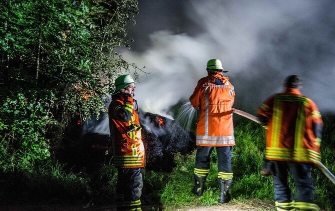 Strohbrand am Waldrand sorgt fuer starke Rauchentwicklung - Bild 14_11