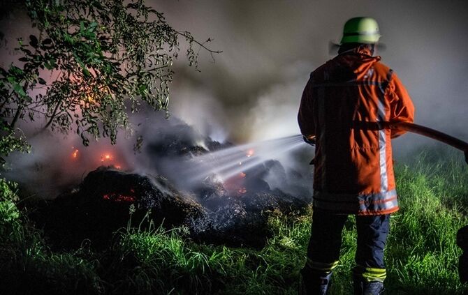 Strohbrand am Waldrand sorgt fuer starke Rauchentwicklung - Bild 19_14