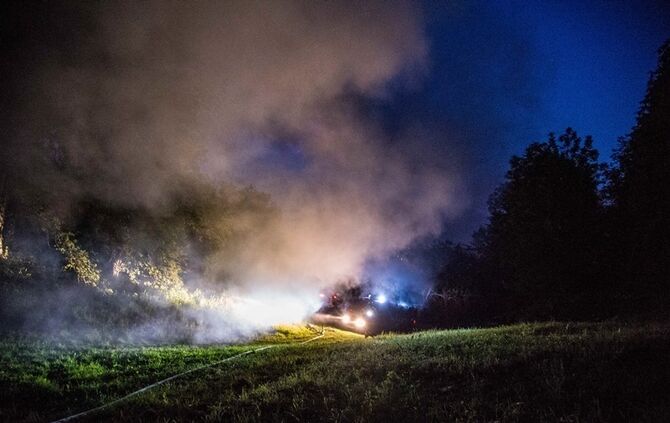 Strohbrand am Waldrand sorgt fuer starke Rauchentwicklung - Bild 23_15