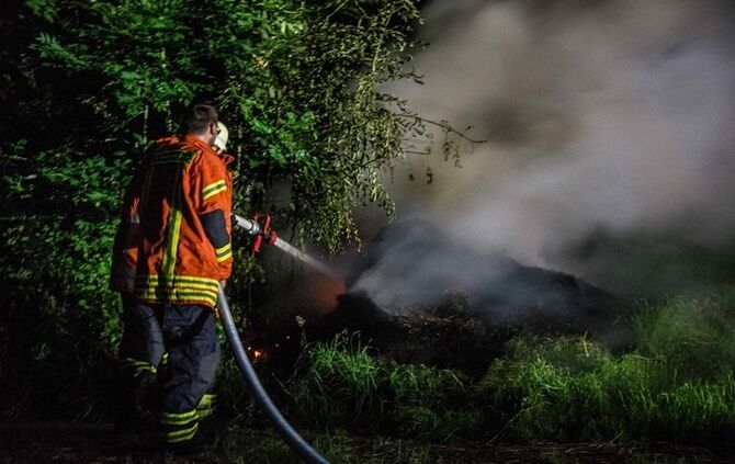 Strohbrand am Waldrand sorgt fuer starke Rauchentwicklung - Bild 22_17
