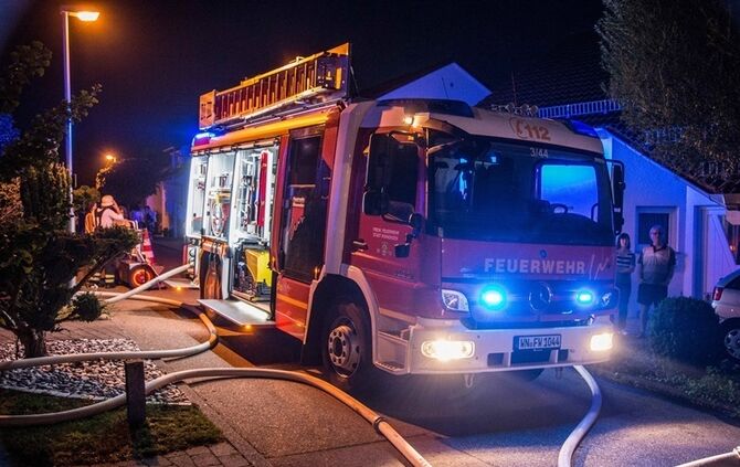 Strohbrand am Waldrand sorgt fuer starke Rauchentwicklung - Bild 26_18