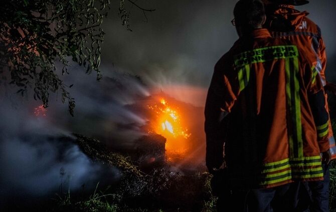 Strohbrand am Waldrand sorgt fuer starke Rauchentwicklung - Bild 17_21