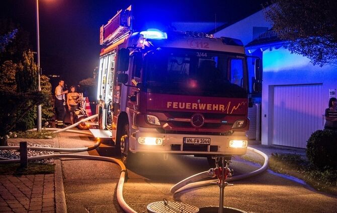 Strohbrand am Waldrand sorgt fuer starke Rauchentwicklung - Bild 25_22