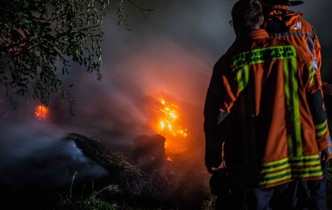 Strohbrand am Waldrand sorgt fuer starke Rauchentwicklung - Bild 16_23
