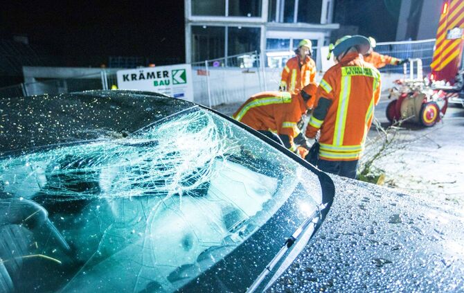 Baum beschädigt PKW in Winnenden_8