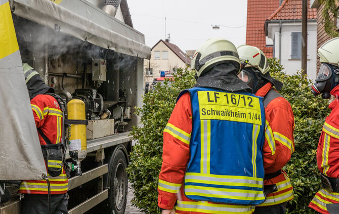 Brand in Mülltonnenreinigungsfahrzeug_ Blumenstr., Schwaikheim, 20.01.2022.