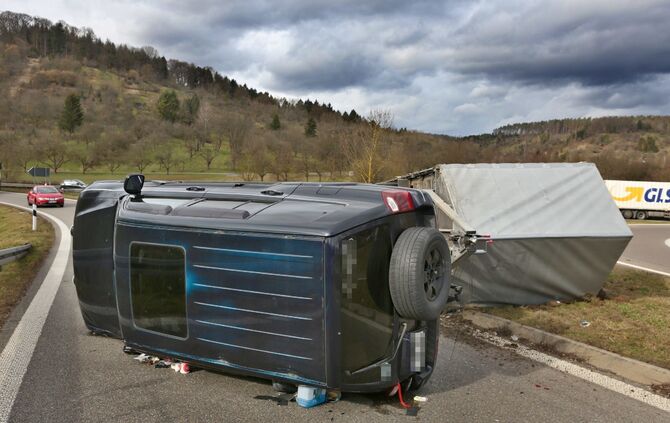 Unfall B29: Anhänger umgekippt_24