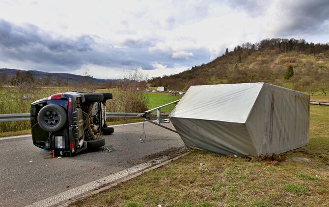Unfall B29: Anhänger umgekippt_25