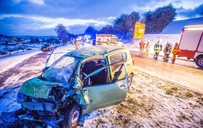 Mehrere Verletzte bei Frontalzusammenstoß - Person muss von Feuerwehr aus Wrack befreit werden_0