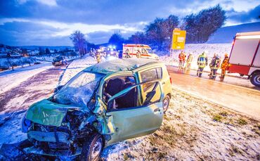 Mehrere Verletzte bei Frontalzusammenstoß - Person muss von Feuerwehr aus Wrack befreit werden_0